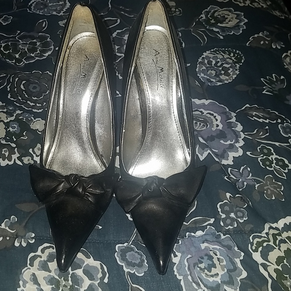 Black pumps